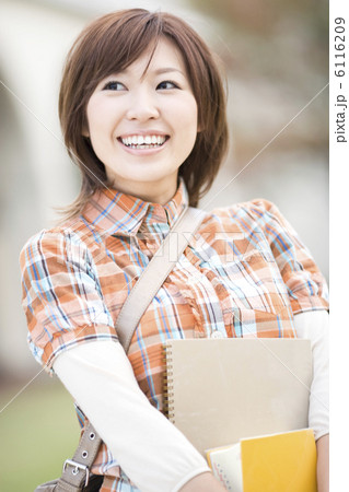 キャンパスの女子学生 6116209