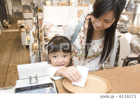 クレジットカードで支払いする女の子 6116271