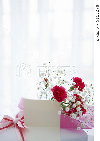 花束とプレゼントとメッセージカード 6116278