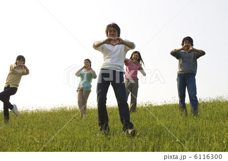 草原に立つ5人の若者 草原に立つ5人の若者 6116300