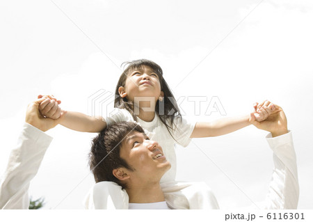 父親に肩車してもらう女の子 6116301