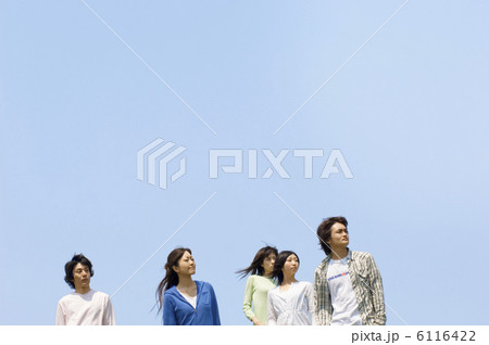 遠くを見つめる5人の若者 6116422
