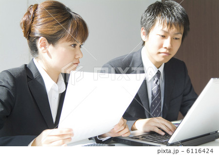 打合せをするビジネスマンの男女 6116424