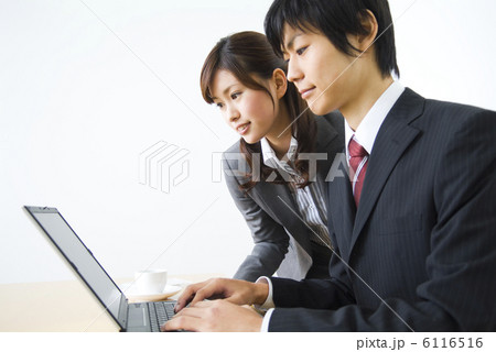 パソコンを見る男性と女性 パソコンを見る男性と女性 6116516
