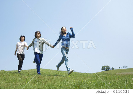 草原を走る3人の若者 6116535