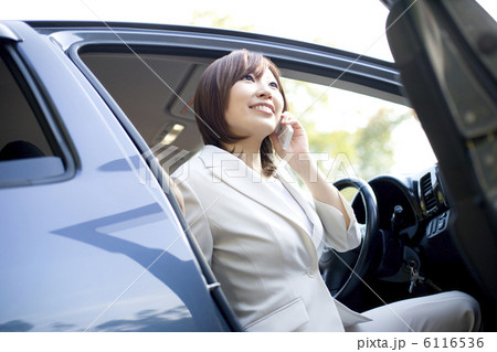 運転席で電話をかけるビジネスウーマン 6116536