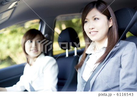 自動車に乗っている二人のビジネスウーマン 自動車に乗っている二人のビジネスウーマン 6116543