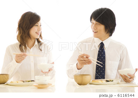 並んで朝食を食べているカップル 並んで朝食を食べているカップル 6116544
