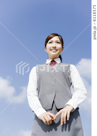 遠くを見ている笑顔の制服姿のOL 遠くを見ている笑顔の制服姿のOL 6116575