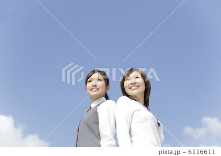 制服姿のOLとビジネスウーマン 制服姿のOLとビジネスウーマン 6116611
