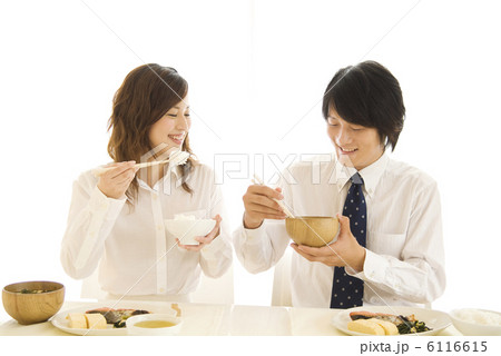 並んで朝食を食べているカップル 並んで朝食を食べているカップル 6116615