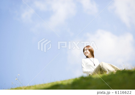 芝生に座る若い女性 芝生に座る若い女性 6116622