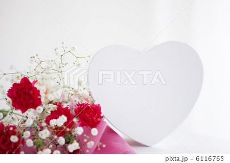 花束とハートのギフトボックス 6116765