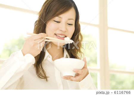 ご飯を食べようとしているビジネスウーマン 6116766