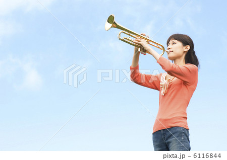 トランペットを吹いている女性 6116844