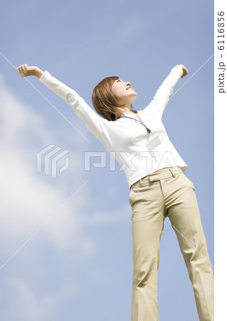 伸びをする若い女性 伸びをする若い女性 6116856