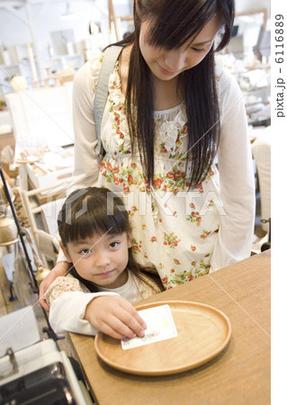 クレジットカードで支払いする女の子 クレジットカードで支払いする女の子 6116889