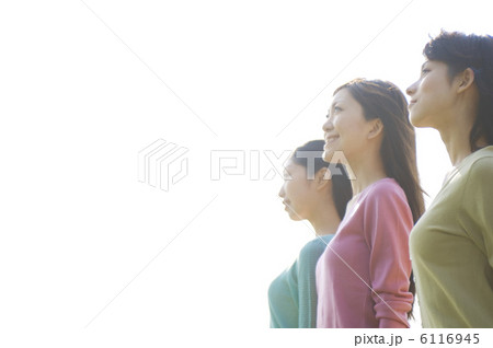 1列に並んでいる3人の女性 1列に並んでいる3人の女性 6116945
