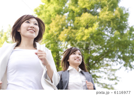 駈ける二人のビジネスウーマン 駈ける二人のビジネスウーマン 6116977