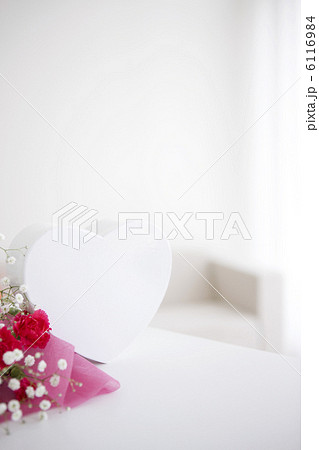 花束とハートのギフトボックス 6116984