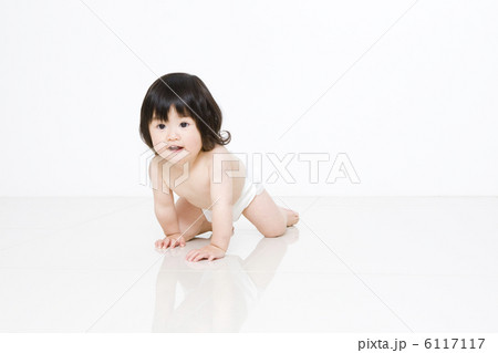 はいはいする赤ちゃん 6117117