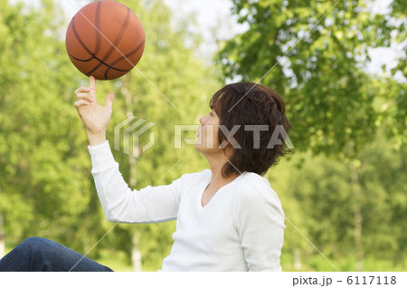 バスケットボールで遊ぶ男性 6117118