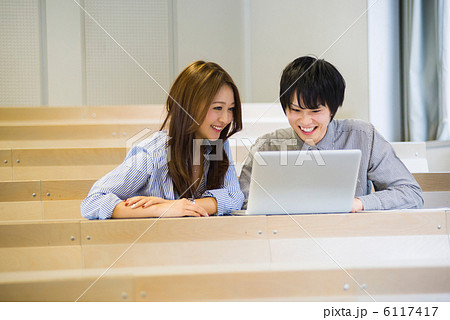 PCを使う大学生 PCを使う大学生 6117417