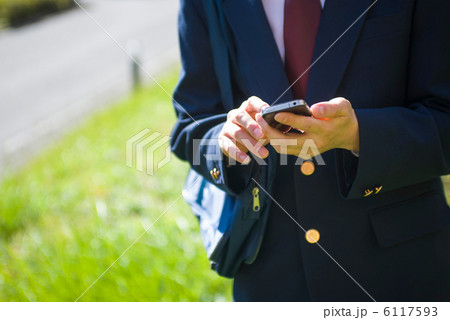 スマホを操作する男子高生 6117593