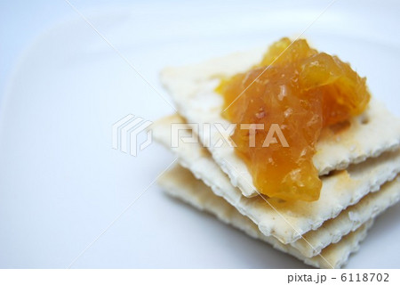マーマレードをのせたクラッカー 6118702