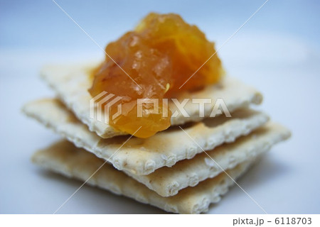 マーマレードをのせたクラッカー マーマレードをのせたクラッカー 6118703
