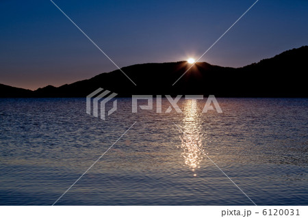 中禅寺湖の日の出 6120031