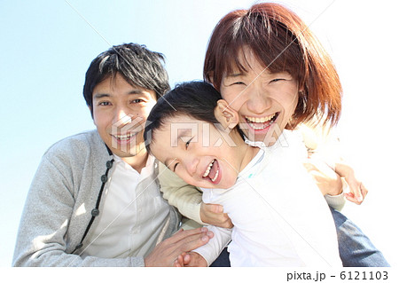 笑顔の3人家族 6121103