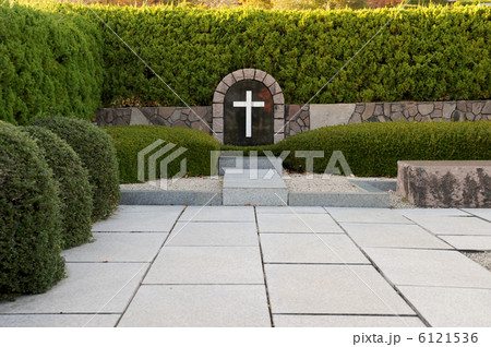 施設　墓　墓地　合同墓地　墓室　屋根　瓦棒葺き　石積み　キリスト教徒　キリスト教徒の墓　十字架　木　 6121536