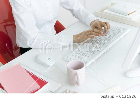 キーボードを打つビジネスウーマンの手元 キーボードを打つビジネスウーマンの手元 6121826