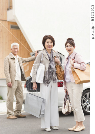 買い物帰りの親子 6121915
