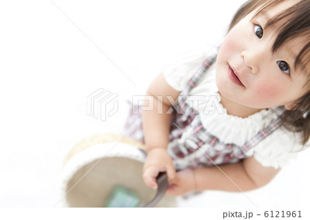 かごバッグを持っている女の子 かごバッグを持っている女の子 6121961
