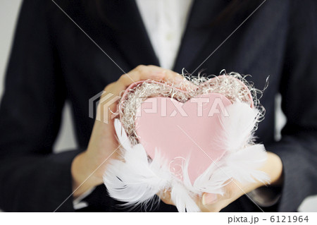 ハートのギフトボックスを持つビジネスウーマンの手 ハートのギフトボックスを持つビジネスウーマンの手 6121964