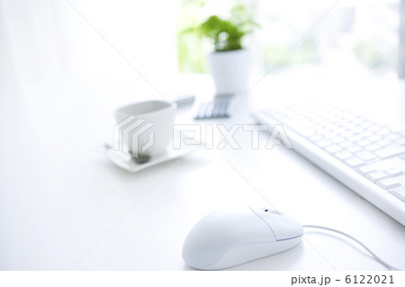デスクに置かれたマウス デスクに置かれたマウス 6122021