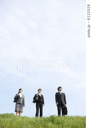 芝生に立つビジネスマンとビジネスウーマン 6122028