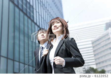 オフィス街を走るビジネスマンとビジネスウーマン 6122052