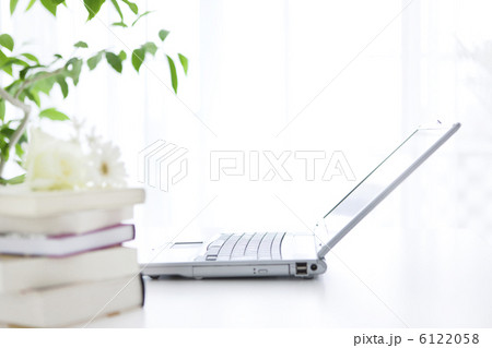 デスクに置かれたノートパソコン 6122058