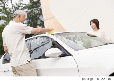 家の前で車を洗っているシニア夫婦 6122130