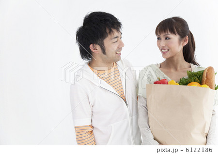 買い物袋を持つ夫婦 6122186