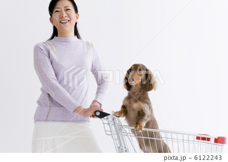 ショッピングカートを押す女性と犬 6122243