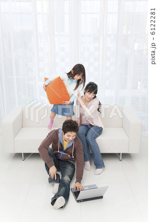 リビングルームの3人家族 6122281