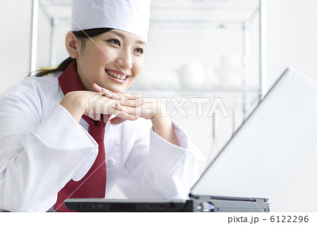 コック姿の女性 コック姿の女性 6122296
