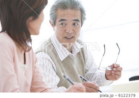 勉強をしているシニアの男女 勉強をしているシニアの男女 6122379