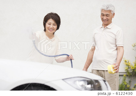 家の前で車を洗っているシニア夫婦 家の前で車を洗っているシニア夫婦 6122430