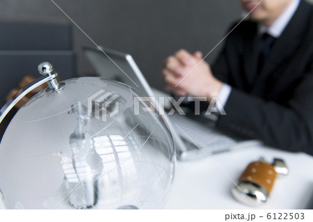 地球儀とビジネスマン 6122503