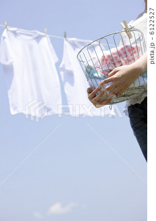 洗濯物を持っている女性 洗濯物を持っている女性 6122527